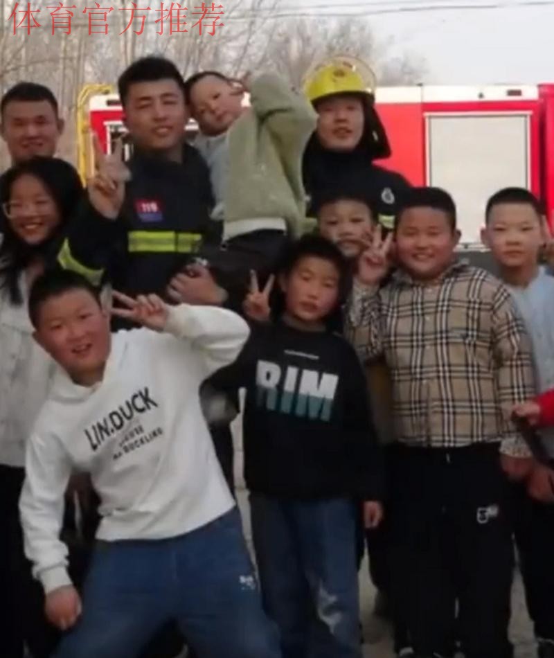 为消防车带路的少年，想当职业足球运动员